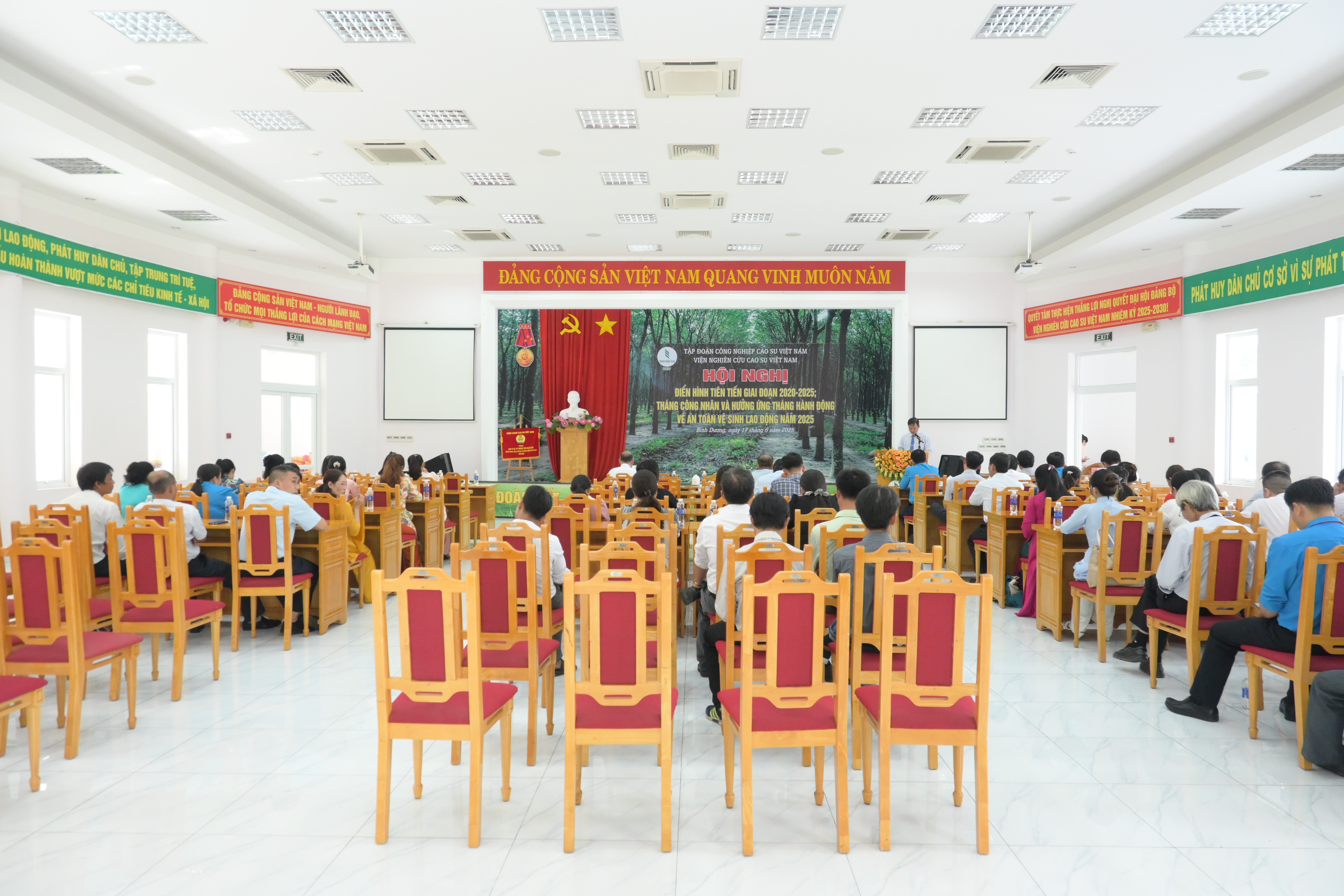 Viện Nghiên cứu Cao su Việt Nam, vinh danh 5 tập thể và 22 cá nhân điển hình tiên tiến trong Hội nghị Điển hình tiên tiến giai đoạn 2020 – 2025. 